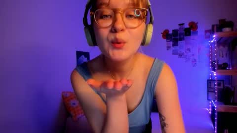 Snapshot of leazy_peasy chatting on 11.25.25 Ellie online show from 11.25.25