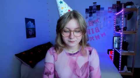 Snapshot of leazy_peasy chatting on 12.17.25 Ellie online show from 12.17.25