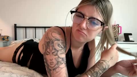 Snapshot of leeannerose chatting on 05.26.26 leeannerose online show from 05.26.26