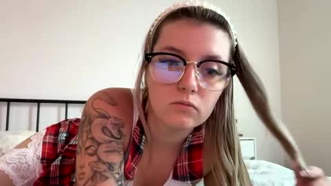Snapshot of leeannerose chatting on 05.27.26 leeannerose online show from 05.27.26