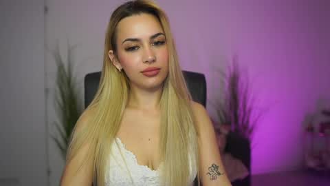 Snapshot of legallyblonde18 chatting on 04.08.26 LegallyBlonde18 online show from 04.08.26