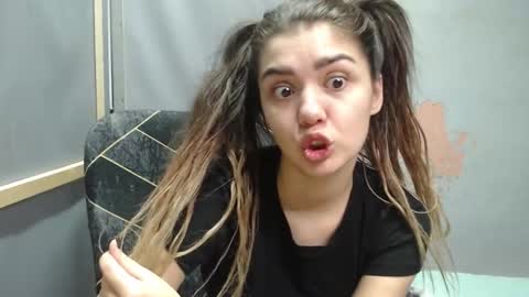 Snapshot of legenda_liya chatting on 11.18.25 Liya online show from 11.18.25