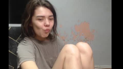 Snapshot of legenda_liya chatting on 12.18.25 Liya online show from 12.18.25