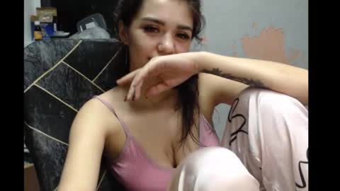 Snapshot of legenda_liya chatting on 12.22.25 Liya online show from 12.22.25