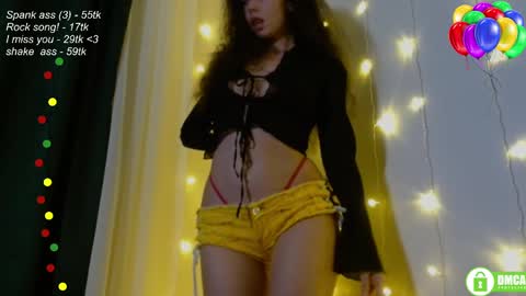 Snapshot of leia_bell chatting on 02.28.25 hey Im Leia and I love rock  online show from 02.28.25