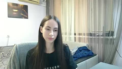 Snapshot of leila_monaco chatting on 10.12.25 Leila online show from 10.12.25