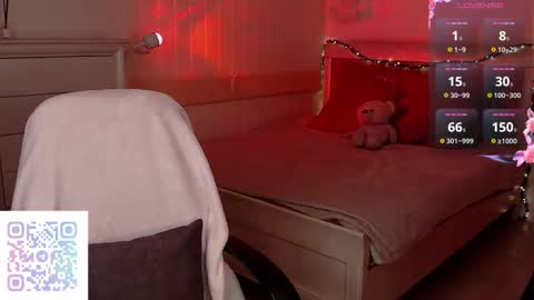 Snapshot of leilavanillla chatting on 10.24.25 Leila online show from 10.24.25