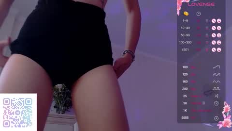 Snapshot of leilavanillla chatting on 11.30.25 Leila online show from 11.30.25