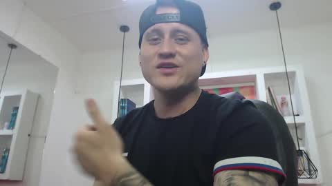 Snapshot of leo_cumming01 chatting on 02.14.25 Yesid online show from 02.14.25