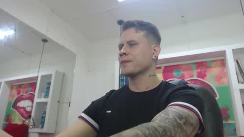 Snapshot of leo_cumming01 chatting on 02.17.25 Yesid online show from 02.17.25