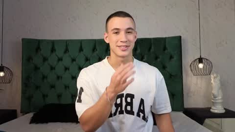 Snapshot of leo_delvey chatting on 12.10.24 leo online show from 12.10.24