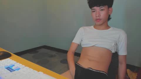 Snapshot of leo_hottiesexyasian chatting on 10.05.25 Leo online show from 10.05.25