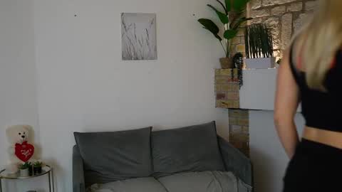 leokitty  online show from 02.10.26