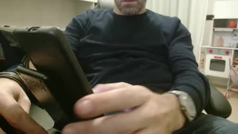 Snapshot of leone44 chatting on 11.20.25 angel e sonia online show from 11.20.25