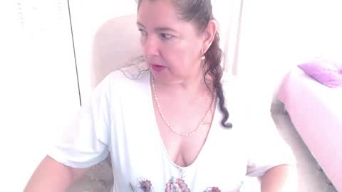 leonela   online show from 04.30.26