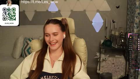 Snapshot of lesliekorfs chatting on 10.25.25 LeslieKorfs online show from 10.25.25