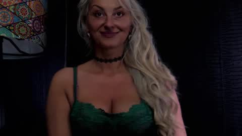 Snapshot of leticiareys chatting on 03.25.26 leticiareys online show from 03.25.26