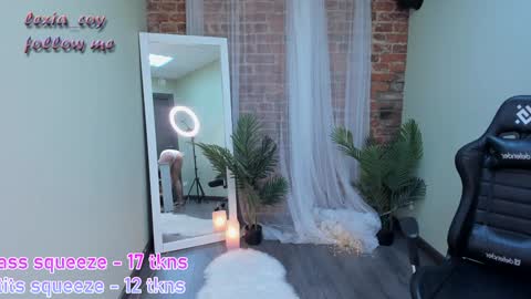 Snapshot of lexia_coy chatting on 12.17.24 Vicki online show from 12.17.24