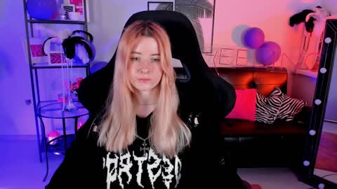 Snapshot of lexiwenford chatting on 12.19.24 Lexi Wenford NO NUDE GODDESS online show from 12.19.24