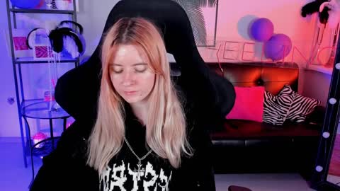 Snapshot of lexiwenford chatting on 12.19.24 Lexi Wenford NO NUDE GODDESS online show from 12.19.24