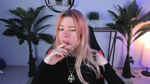 Snapshot of lexiwenford chatting on 12.20.24 Lexi Wenford NO NUDE GODDESS online show from 12.20.24