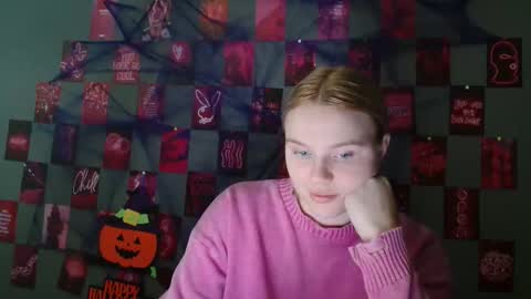 Snapshot of leyla_le chatting on 10.25.25 Leyla online show from 10.25.25