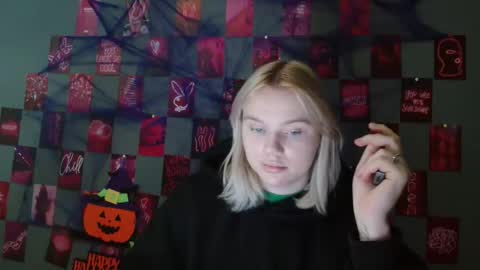 Snapshot of leyla_le chatting on 10.28.25 Leyla online show from 10.28.25