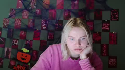 Snapshot of leyla_le chatting on 10.29.25 Leyla online show from 10.29.25