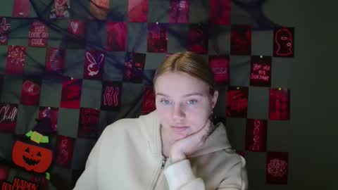 Snapshot of leyla_le chatting on 10.30.25 Leyla online show from 10.30.25