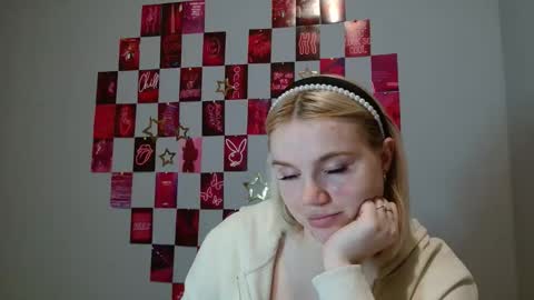 Snapshot of leyla_le chatting on 11.10.25 Leyla online show from 11.10.25