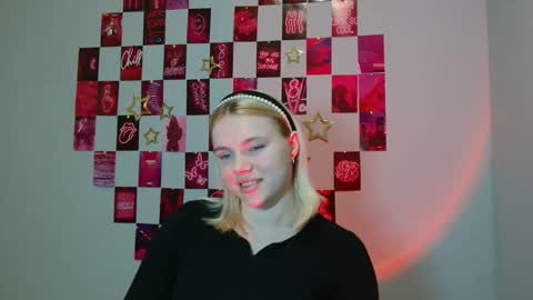 Snapshot of leyla_le chatting on 11.18.25 Leyla online show from 11.18.25