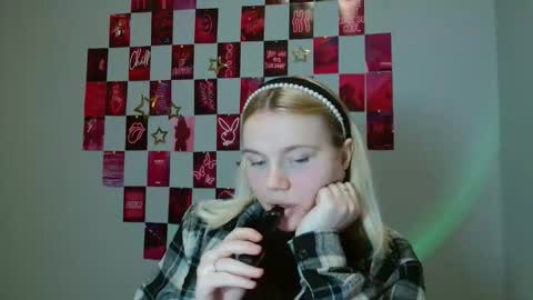 Snapshot of leyla_le chatting on 11.19.25 Leyla online show from 11.19.25