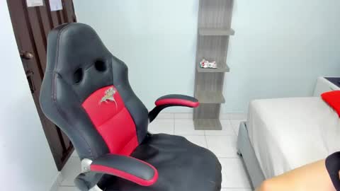 Snapshot of leynabraun chatting on 12.19.24 online show from 12.19.24