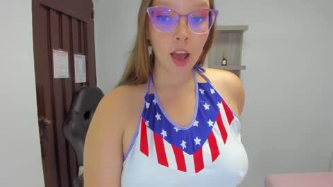 Snapshot of leynabraun chatting on 01.11.25 online show from 01.11.25