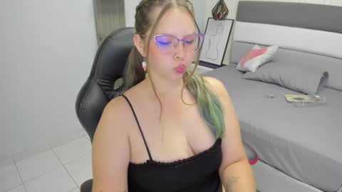 Snapshot of leynabraun chatting on 03.04.25 online show from 03.04.25