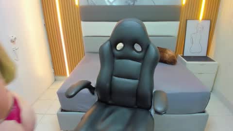 Snapshot of leynabraun chatting on 09.30.25 online show from 09.30.25