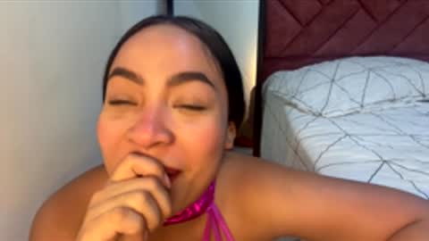 Snapshot of lezie_1 chatting on 12.19.25 lezie_1 online show from 12.19.25