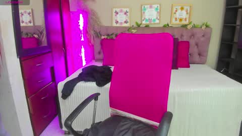 Snapshot of lia_keen chatting on 11.20.25 lia online show from 11.20.25