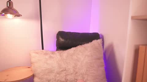 Snapshot of lia_mackenzie chatting on 12.15.25 liaa online show from 12.15.25