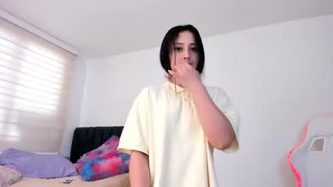 Little Queen Lia  online show from 12.31.24