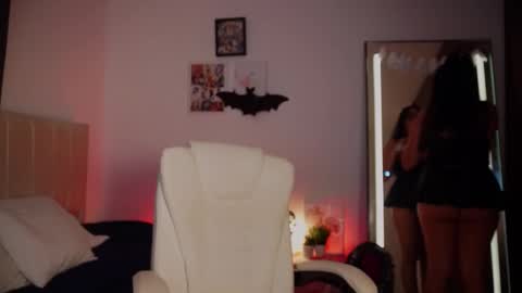Snapshot of lia_russo_ chatting on 10.22.25 Lia  online show from 10.22.25