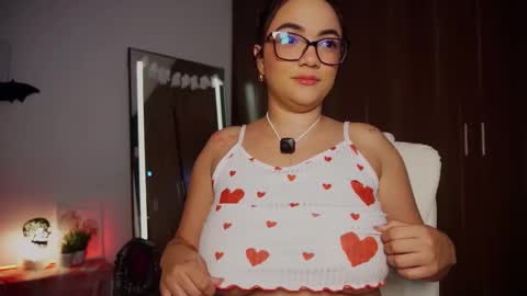 Snapshot of lia_russo_ chatting on 10.24.25 Lia  online show from 10.24.25
