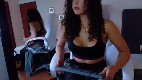 Snapshot of lia_tinez chatting on 07.17.26 Lia online show from 07.17.26