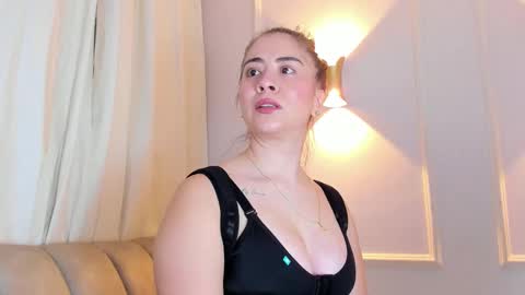 Snapshot of lia_walton__ chatting on 11.05.25 liz walton online show from 11.05.25