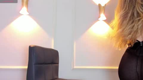 Snapshot of lia_walton__ chatting on 12.01.25 liz walton online show from 12.01.25