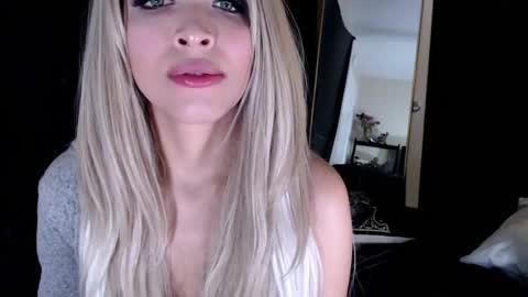 Lia Divina online show from 02.08.25