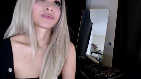 Lia Divina online show from 02.18.25