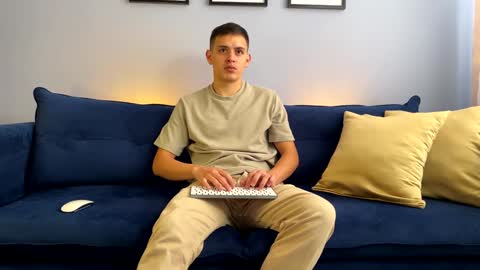 Snapshot of liam_enzho chatting on 01.10.25 Liam online show from 01.10.25