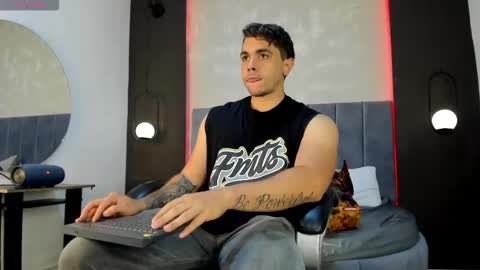 Snapshot of liam_walk chatting on 10.07.25 Liam online show from 10.07.25