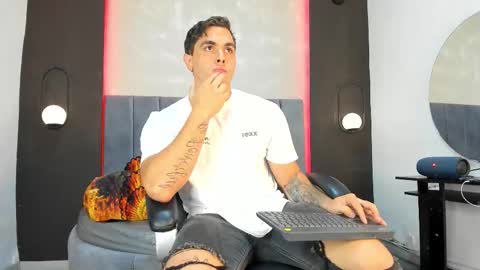 Snapshot of liam_walk chatting on 10.15.25 Liam online show from 10.15.25